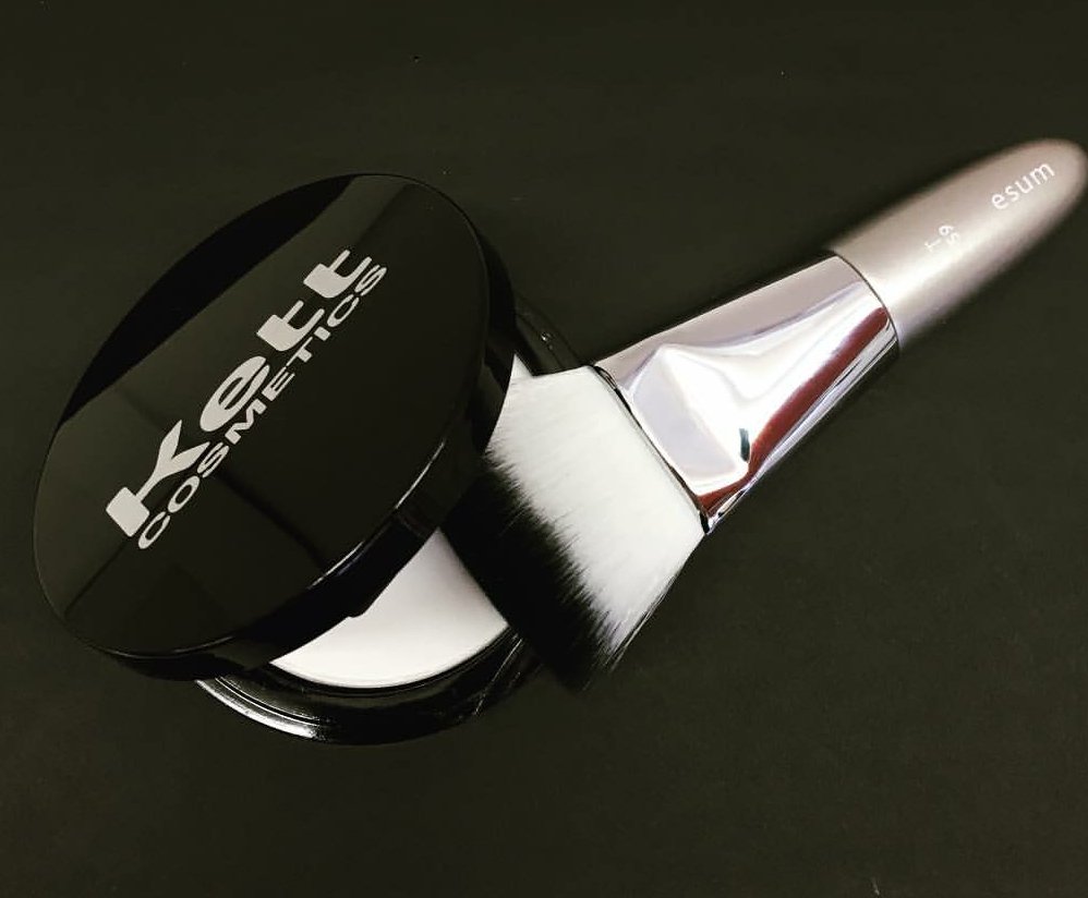 kettcosmetics's tweet image. Kett Sett is brought to you today by #BlackandWhiteWednesday
Available in pressed or loose #KettSett #HDPowder is considered a #KitEssential by #artists who favor #CrueltyFree #ProBrand #VeganMakeup