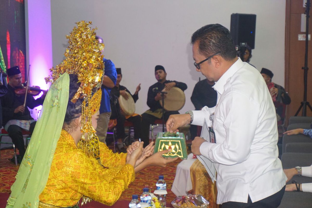 efendi1948's tweet photo. Selamaat datang Pak Mentri di tanah melayu riau..
Disambut dengan tarian Melayu. Semoga Riau Jaya dalam pembangunan dan pemberdayaan Masyarakat Desa..
@EkoSandjojo https://t.co/GLmrSkvRTW