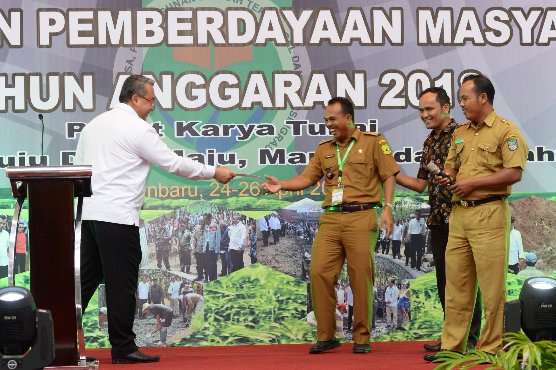 CeceTajudin24's tweet photo. Selamat atas terselenggaranya Rembug Desa di Provinsi Riau.
#RembugDesaRiau 
#TPPIBantenLebak     
@jokowi   
@tppindonesia    
@EkoSandjojo 
@taufikmadjid71 
@panji_pradana99 
@Dwirahm54473578 https://t.co/16okO5Wlvq