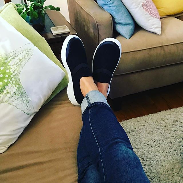 oofosuk's tweet image. Just relaxing in my new @oofos before tomorrow’s @race131 Charleston. Sorry, have to plug these shoes shamelessly because they are game-changers!!! Will not be wearing anything else this winter! #trythem #forevershoes #oofos #feeltheoo #oomg via @runbullardsrun