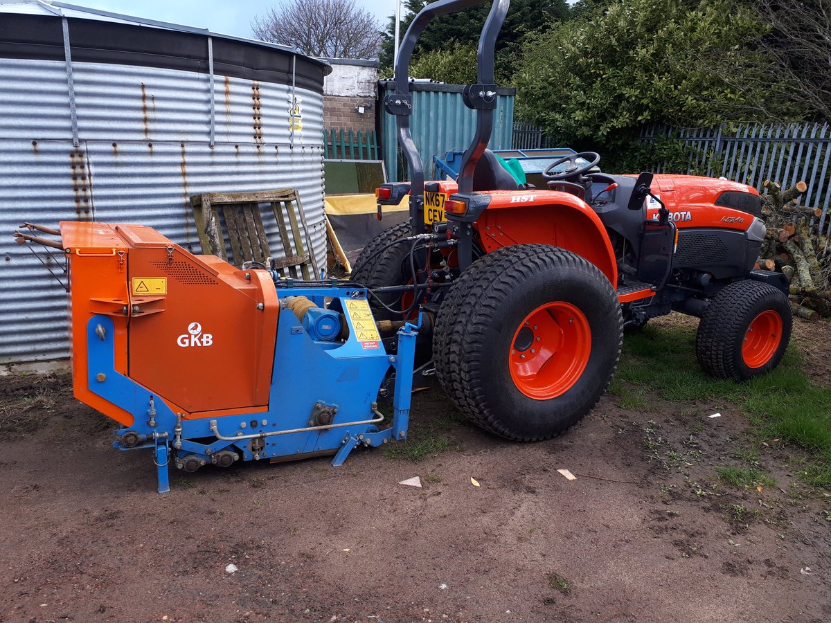 HGreenkeeper's tweet photo. Machine and sand ready to go for tomorrow. Be a couple of long days, it's all got to be moved by hand. All 1200 bags😥. The lads best get a good night's sleep and have their weetabix https://t.co/H0C1Z2GkvQ