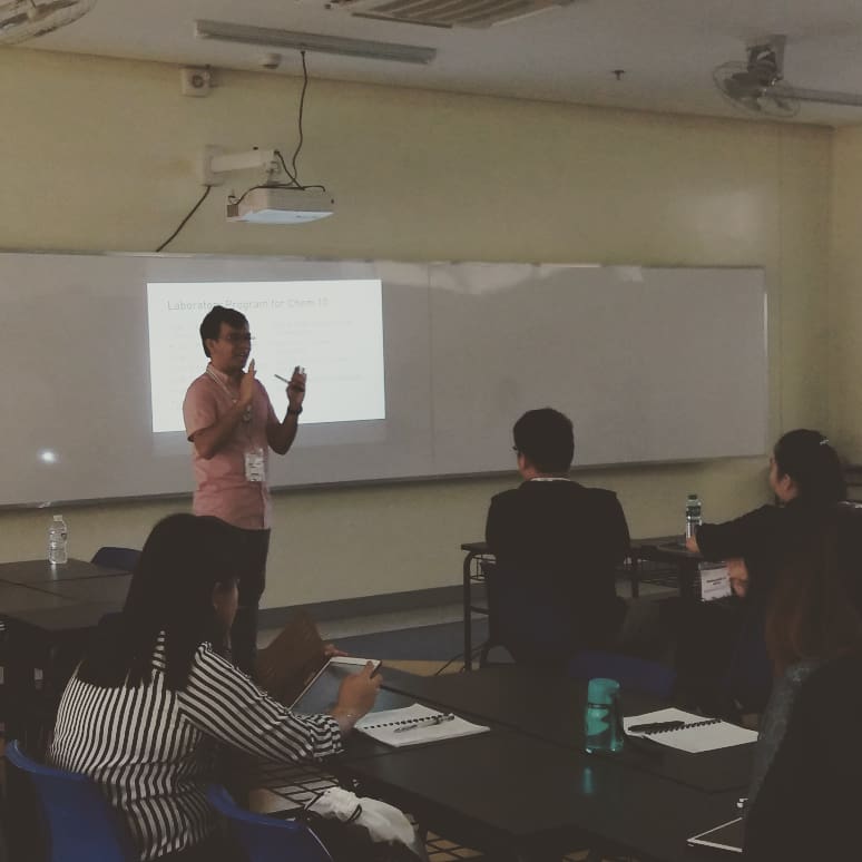 FITConPh's tweet photo. "What I noticed about the children is that they notice it [experiments] more if they involve more colours," Mr. Moskito explains the importance of making Science an experience, an experiment, for the learners. #FITcon2018 #EDUSCAPE https://t.co/iZalWw7ByI