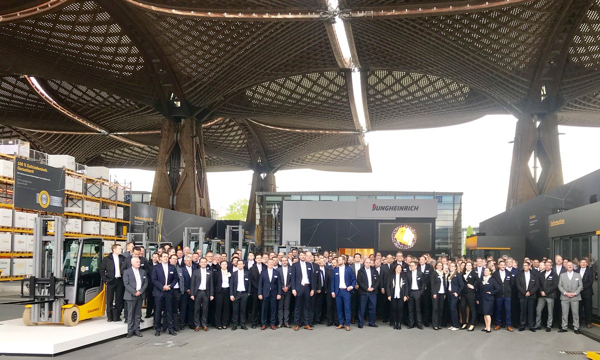 NuferBenedikt's tweet image. Guten Morgen. Messetag Nr. 3 von #HannoverMesse2018 #CeMAT2018 startet. Das Team von #Jungheinrich freut sich auf die Besucher! @JungheinrichAG #intralogistik @hannover_messe @LOGISTIK_HEUTE @tr_TobiasRauser @foerdern_heben @HFChefredaktion @tr_TobiasRauser @FM_LOGISTIK_MAG