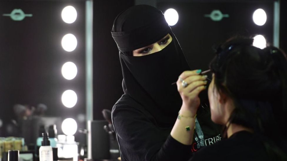 Suudi Arabistan'da moda haftası rujizi.com/index.php/kadi…