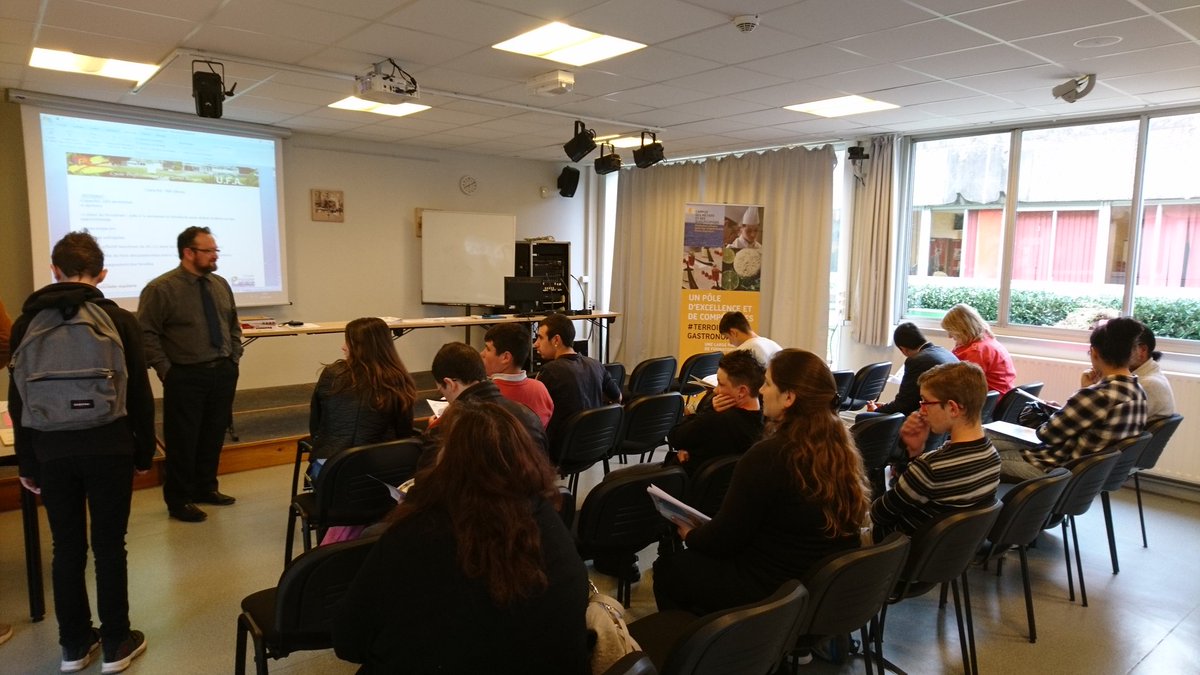 bertrand_secher's tweet photo. Journée de l'apprentissage au lycée Les Terres-Rouges-Accueil des élèves, familles et maîtres d'apprentissage #CFA Académique https://t.co/dPCp8cWwMl