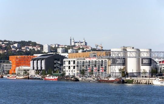 BiennaleLyon's tweet image. Aujourd&apos;hui #HeritageMW  En  2003 @BiennaleLyon a permis l’ouverture de la Sucrière, ancien magasin général des sucres construit dans les années 30. La réhabilitation de la Sucrière par #zarchitecture a constitué une étape importante dans la transformation du quartier Confluence.