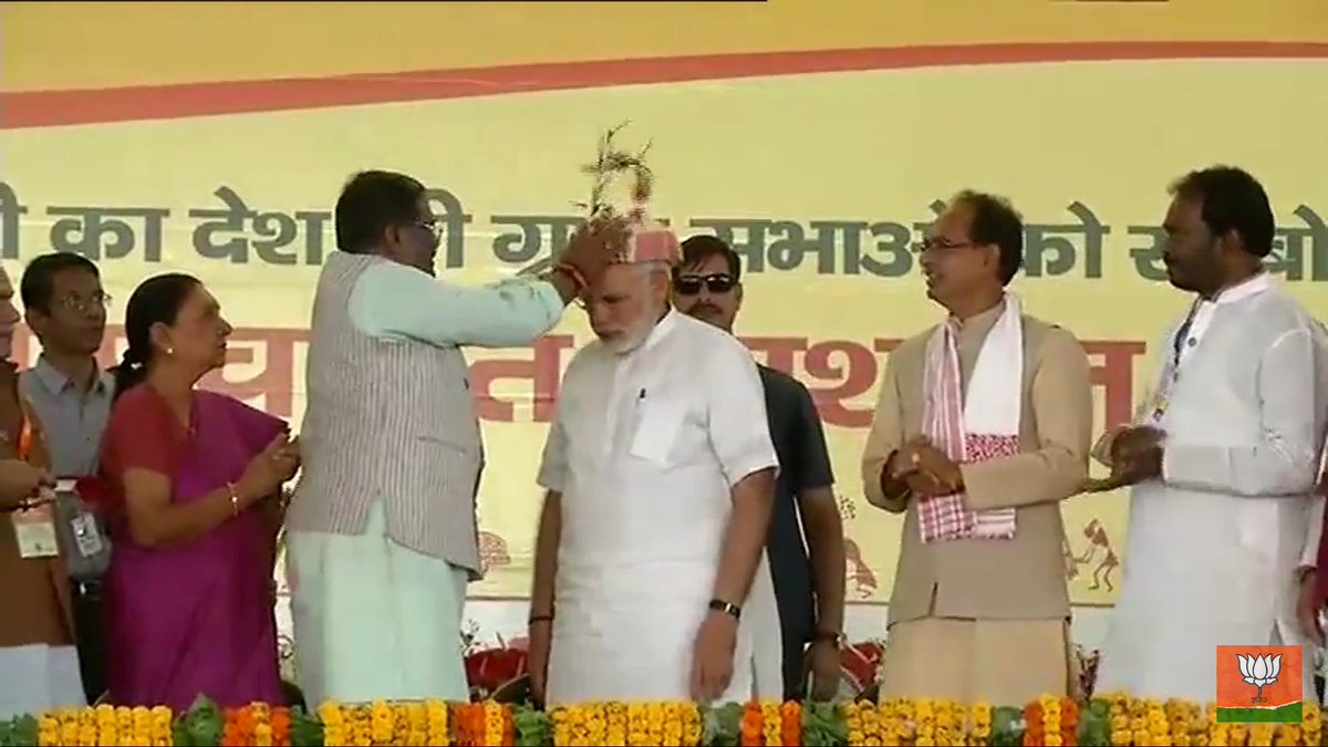dhiraj_kwal's tweet photo. @KushramSanjay @pm हमारे #मंडला जिले के लोकप्रिय,मेहनती सांसद माननीय श्री @fskulaste जी,देश के जनप्रिय प्रधानमंत्री आदरणीय श्री @narendramodi जी का मंडला जिले की समस्त जनता की तरफ से अभिवादन एवम स्वागत करते हुए!! #PMInMandla #Mandla https://t.co/MBDgU9b2WR