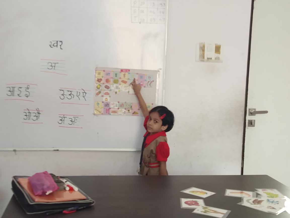 SchoolRadcliffe's tweet image. #Swar #Recapitulation!
Swar in Hindi were recapitulated in Blossom Grade on 12.04.2018 with the help of chart and flash cards. The students actively participated in the learning exercise.