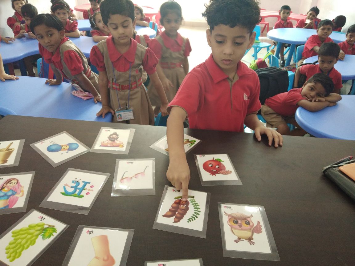 SchoolRadcliffe's tweet image. #Swar #Recapitulation!
Swar in Hindi were recapitulated in Blossom Grade on 12.04.2018 with the help of chart and flash cards. The students actively participated in the learning exercise.