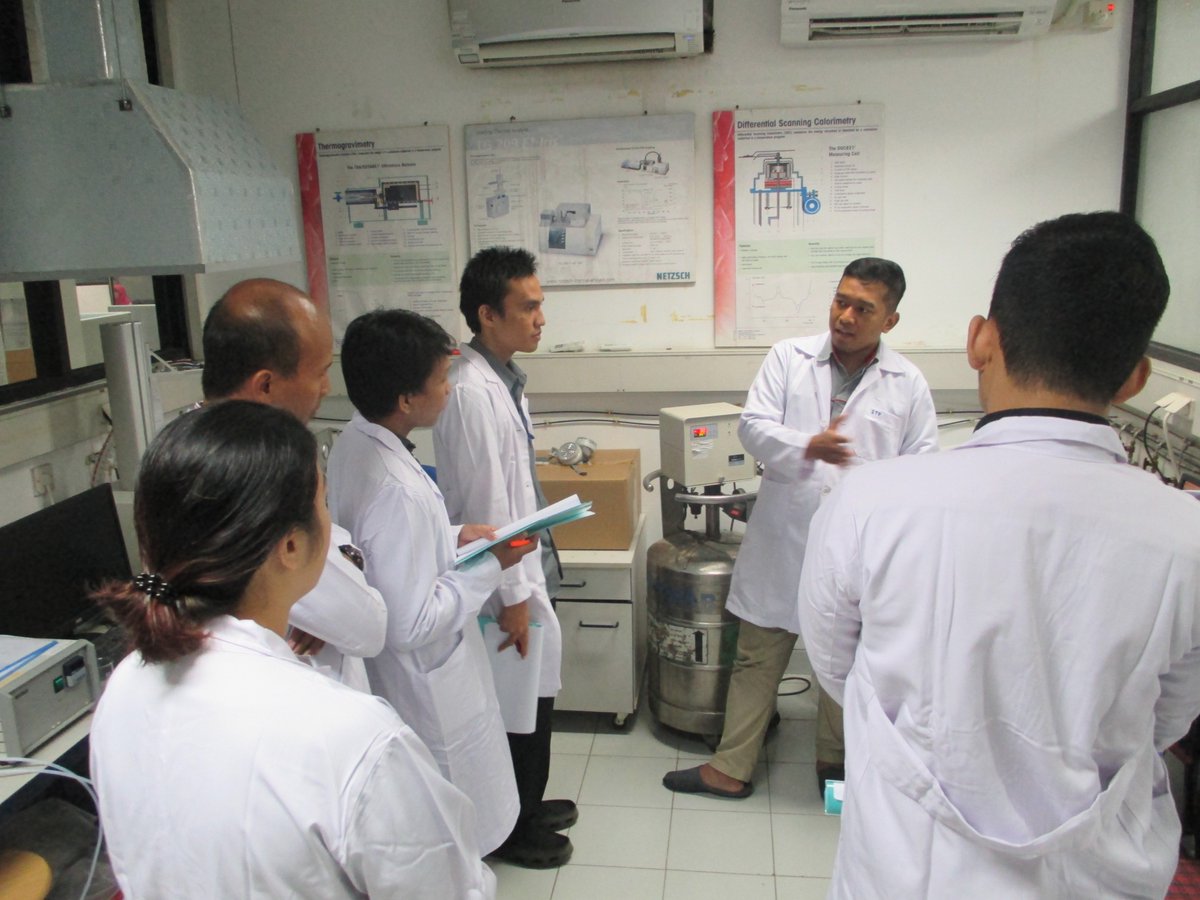 polimer_bppt's tweet photo. Pelatihan dengan Topik Introduction to Commodity and Engineering Plastics hari kedua ini selain materi teori peserta juga mendapatkan materi praktik di lab tentang alat FTIR dan DSC . #PlasticTechnology #TrainingPlastic #EngineeringPlastic https://t.co/lHyJA6NiWG
