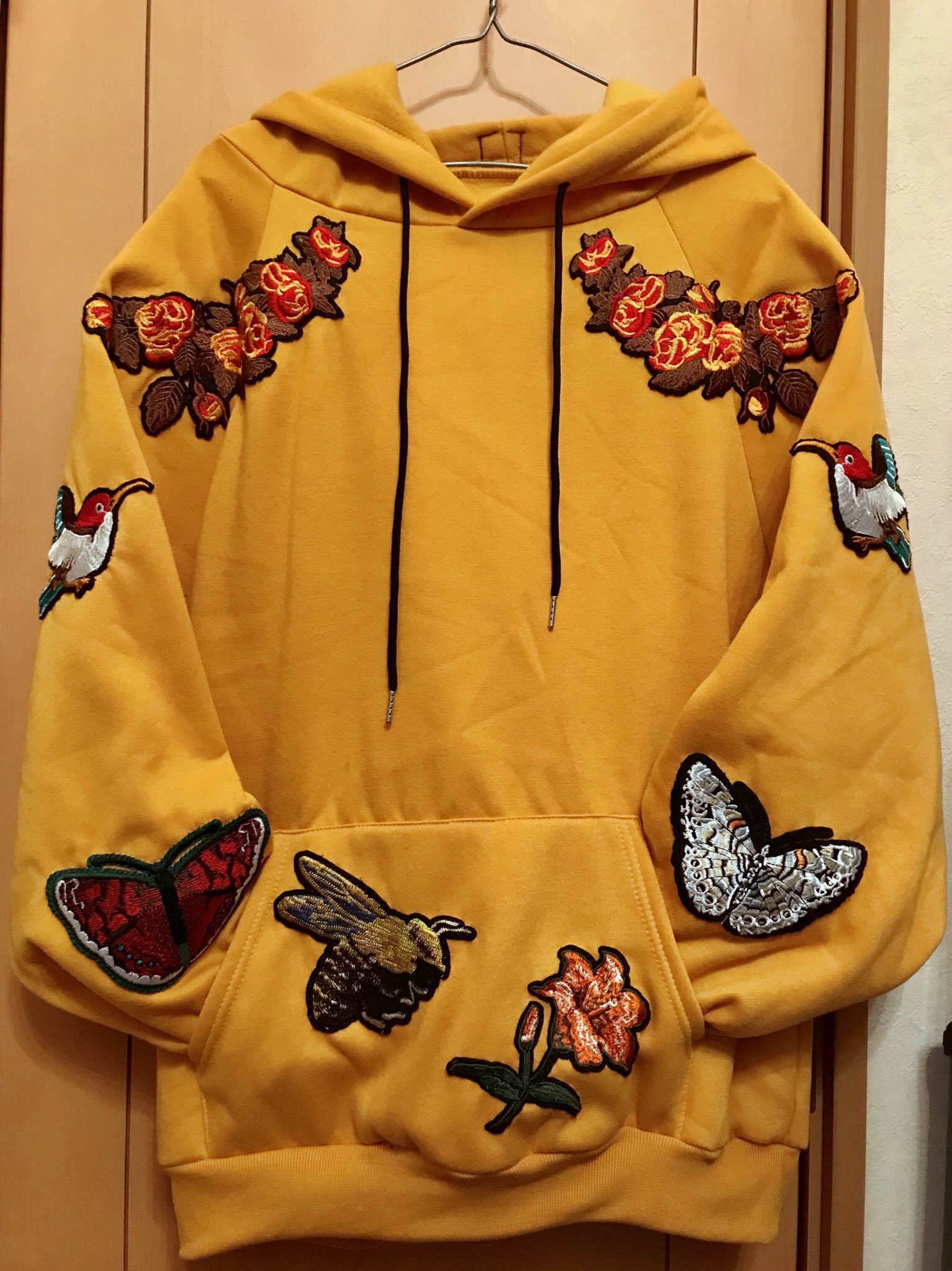 黒川さや花 9 17すぴそに9 19サツコス 久々のリメイク 黄色いパーカーに余ってたワッペンを 縫い付けた ٩ W و 手縫いしたから時間かかったぜぇ フード部分にはzipを付けてみたけど ただの飾りなので機能しまてん 服