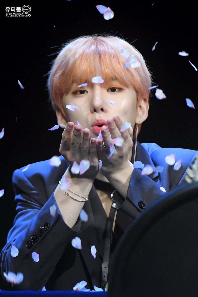 180407 광화문 팬싸🐹😶🍃🍃
#기현 #유기현 #KIHYUN #몬스타엑스 #MONSTA_X #MONSTAX  @OfficialMonstaX