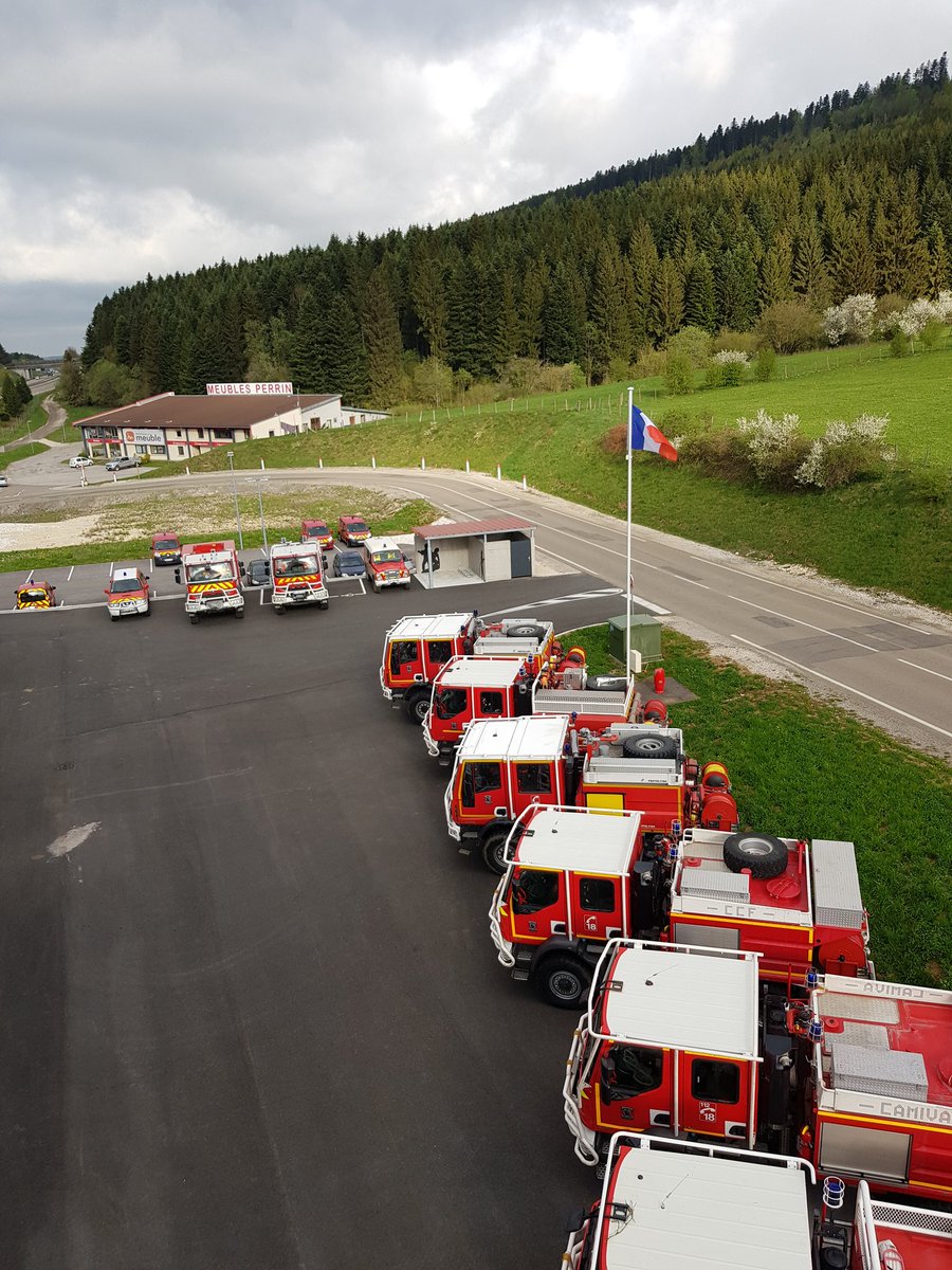 sdis21's tweet photo. Plusieurs sapeurs-#pompiers du @sdis21 se forment dans une forêt du Haut-Doubs à la lutte contre les incendies de forêts aux côtés de leurs collègues du #SDIS25 et du #SDIS90. Ils pourront ainsi être sollicités cet été pour ce type de mission.🔥#FMAFDF https://t.co/z5ZOkYFTmL