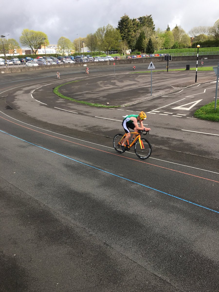 4th wave off, 3rd on the track, 2 Swansea athletes on the run!