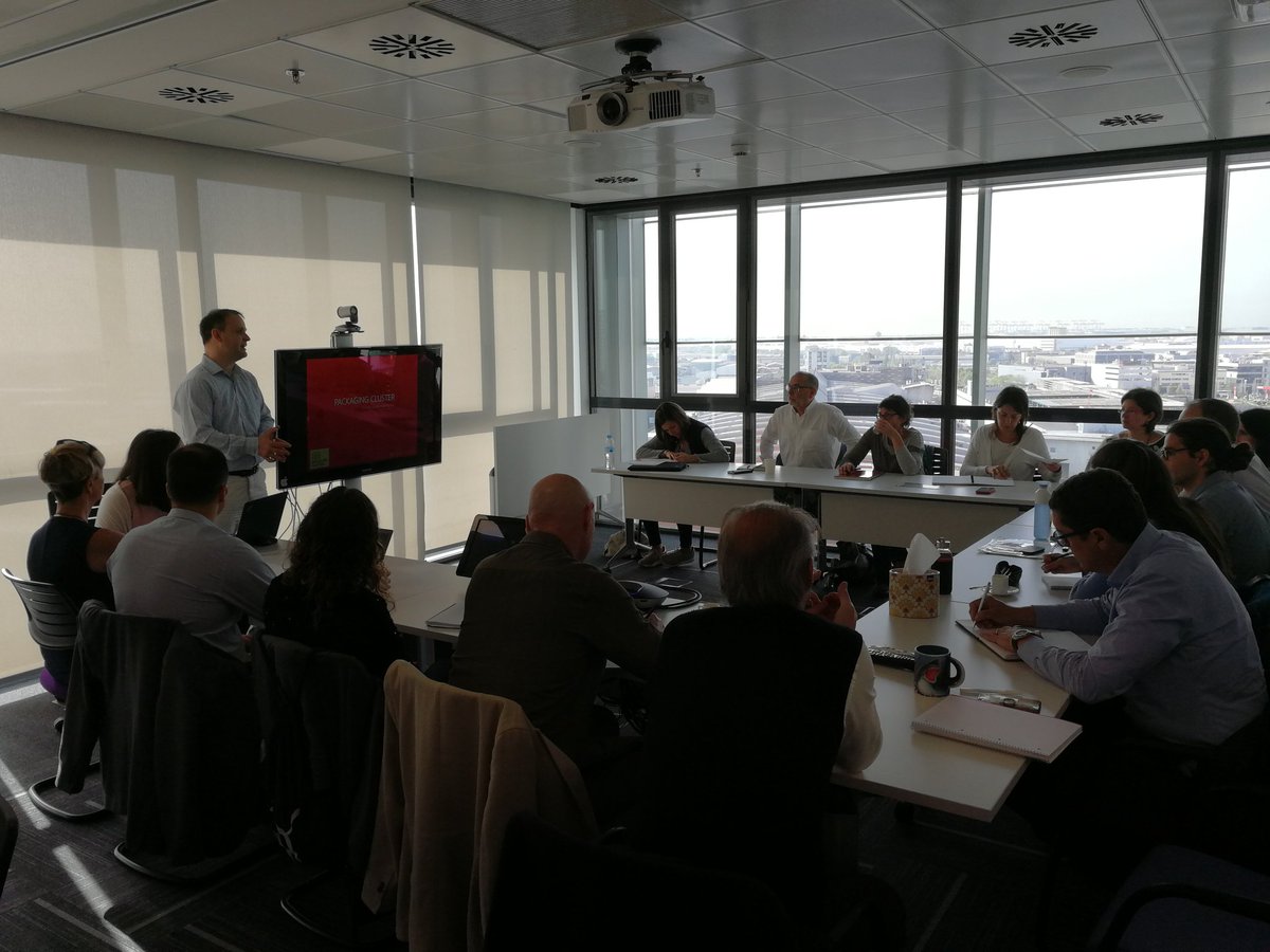 Alex Sanmiguel de <a href="/quadpackgroup/">Quadpack Group</a> dóna la benvinguda als membres del clúster de la comissió de sostenibilitat. Impulsant noves iniciatives i projectes d'economia circular. #CircularEconomy #packaging