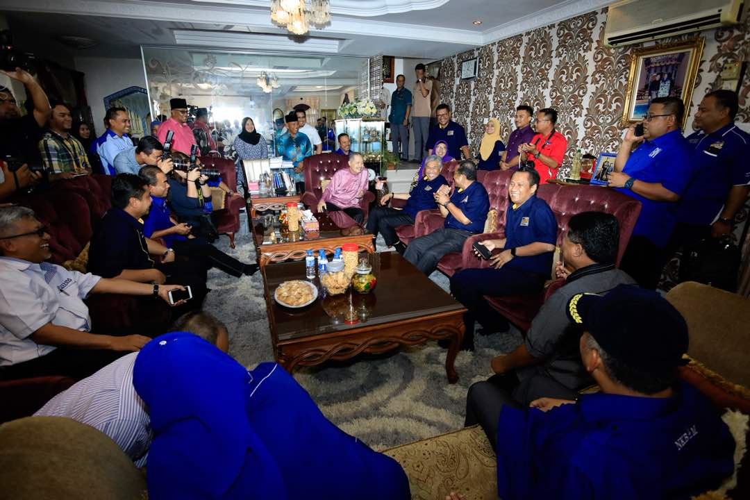 DrZahidHamidi's tweet photo. Bersama MB Johor @khalednordin menziarahi Tan Sri Mohammad Aziz di Parit Raja, Batu Pahat Johor. https://t.co/0yPkLJgnrE