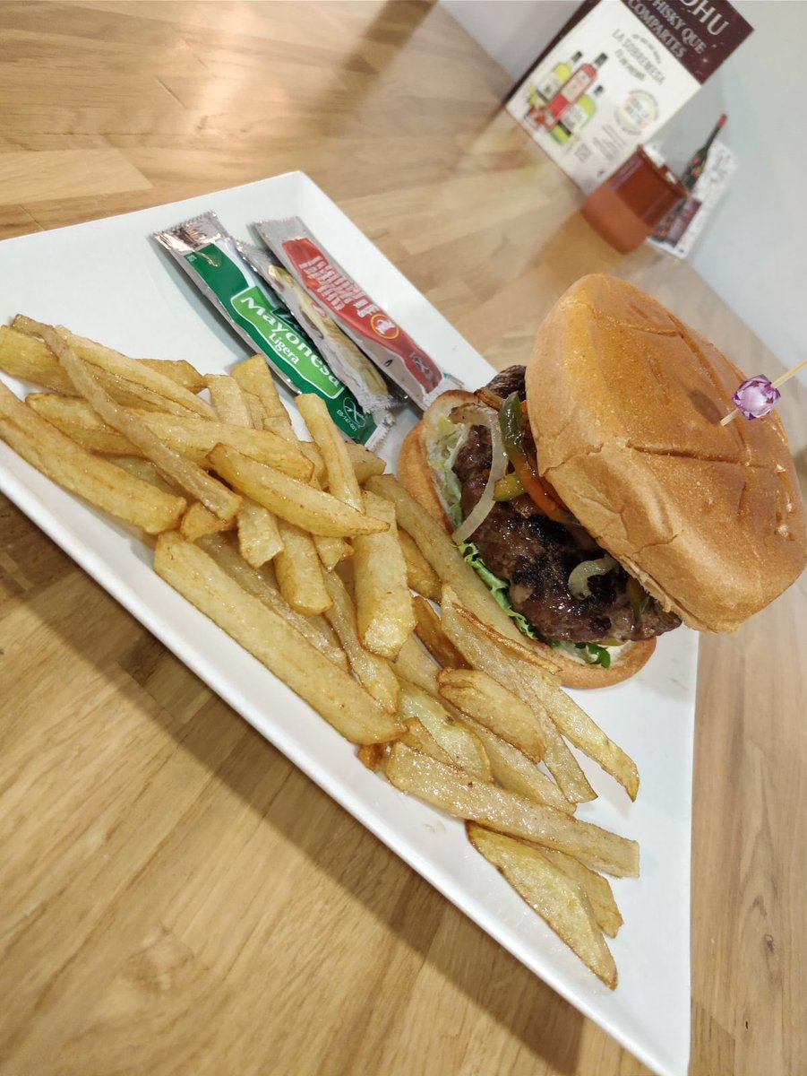 TerrazadelDuque's tweet photo. Brunch desde las 11:00 a 13:30h
Hamburguesa Gourmet o tostada de verduritas con gambas. Con tu cocacola o cerveza 6€
#valdemoro #laterrazadelduque #brunch https://t.co/LpxwLdFc1r