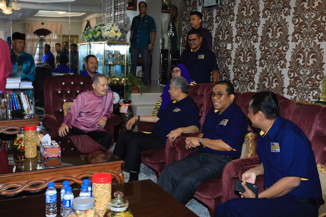 DrZahidHamidi's tweet photo. Bersama MB Johor @khalednordin menziarahi Tan Sri Mohammad Aziz di Parit Raja, Batu Pahat Johor. https://t.co/0yPkLJgnrE