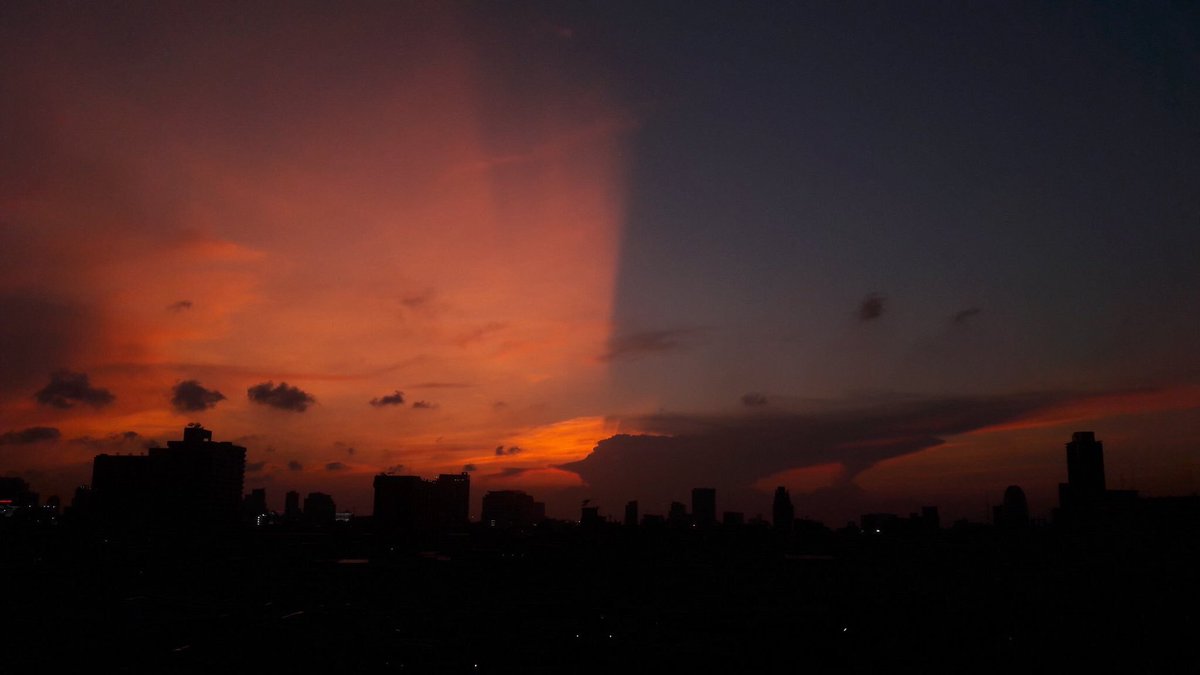 fffuujkkk's tweet photo. โอ๊วโหววว อย่างกับโลกคู่ขนาน https://t.co/BPAdMzniMV