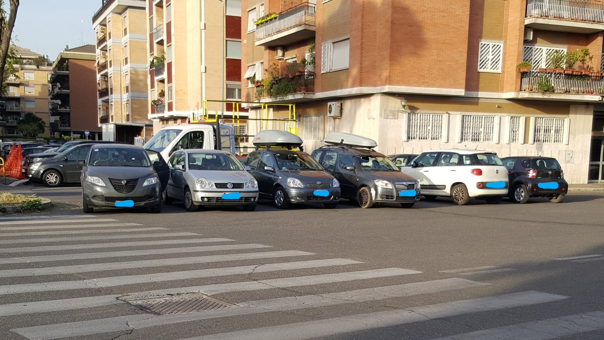 Piamola_A_Ride's tweet photo. Parcheggio selvaggio che impedisce addirittura la svolta in una strada a doppio senso. @romafaschifo @RiprendRoma @battaglia_persa @Antincivili @GiusTW @Luce_Roma @MercurioPsi https://t.co/xezlXluExn