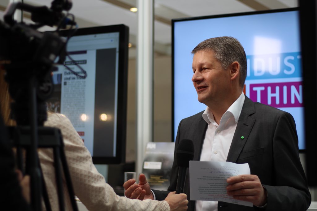 itmeetsindustry's tweet photo. Wir sind heute wieder vor Ort auf der @hannover_messe. Gerade bei uns am Stand von @MediaforMarkets ist Jürgen Siefert von @SchneiderElec #HMI18 #IoT https://t.co/Jzle5z83z5