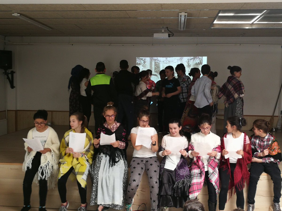 El <a href="/cfuentedelrey/">CEIP Fuente del Rey</a> continúa con el proyecto "Los Pueblos de Soria". Para celebrar su Semana Cultural se están representando diferentes leyendas de los pueblos sorianos: Alvargonzález, Almanzor, El robo de Beratón... <a href="/dipsoria/">Diputación de Soria</a> <a href="/Ayto_Soria/">Ayuntamiento de Soria</a> <a href="/educacyl/">Educación JCyL</a>