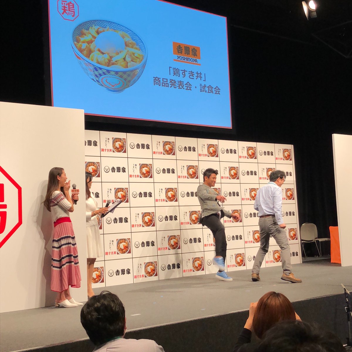 yoshinoyagyudon's tweet photo. #吉野家アンバサダー の方で、#魔裟斗 さんにキックもらってたよww
速すぎて撮れない！

#吉野家 #鶏すき丼 #発表会 #新商品 https://t.co/xJTbvvYSHO