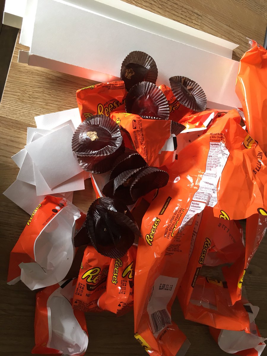 HMS_Cupcake's tweet photo. @Hersheys @reeses does this not seem like an excessive amount of packaging for 15 snack size peanut butter cups??  #plasticpollution #toomuchplastic #packagingwaste https://t.co/HRL2uis6Ro