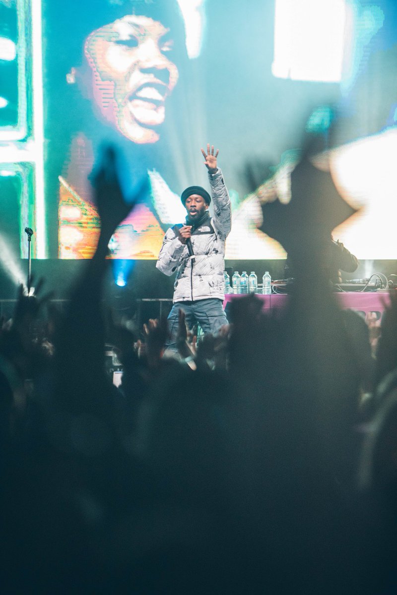 snowbombingcan's tweet photo. @GoldLink had everybody bouncing at The Forest Stage. THAT Nirvana moment was special... 🤩👌🏔. https://t.co/PwitmlYXYY