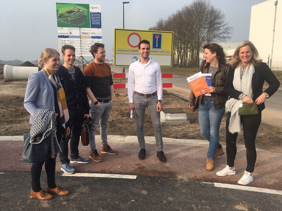 Ohja. Nog zoiets tofs. Laatst waren wij met de Laarakker-bus op het Regionaal Bedrijvenpark Laarakker. <a href="/RBL_Cuijk/">Bedr.park-Laarakker</a>. Bij het gloedjenieuwe, ambitieuze Danone op bezoek. We gaan daar binnenkort iets groots en meeslepends doen. Dan weten jullie dat vast.