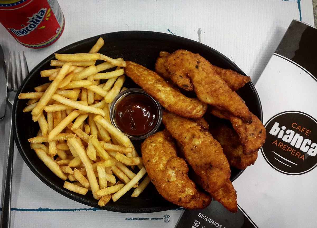 CafeBiancaOu's tweet photo. @CafeBiancaOu ofrece un plato IDEAL para los amantes del #Pollo.

#FestinDePollo combina 6 u 8 crujientes tiras de #PechugaDePollo adobadas y rebozadas con patatas fritas y salsa barbacoa, con la opción de agregarle de acompañante una rica ensalada de col dulce.
 #Ourense #Orense https://t.co/732IG6eCYV