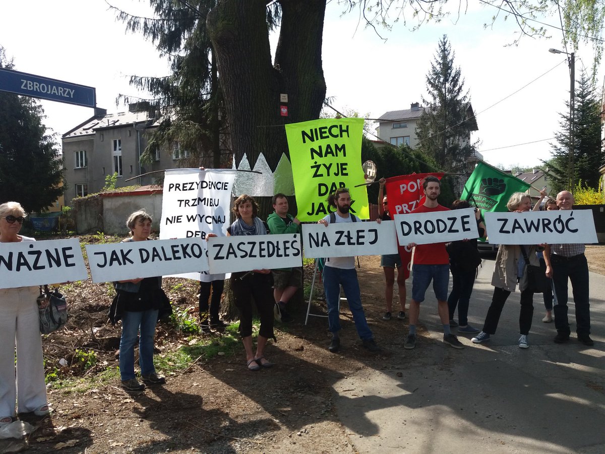 DBaraniec's tweet photo. Aktywiści i mieszkańcy protestują. Nie chcą wycinki Dębu, który stoi na planie trasy Łagiewnickiej. @RadioKrakow od dziś to dąb Jacek;) https://t.co/SzBu8Lwvxt