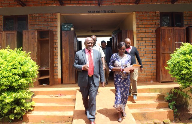 WizarayaUJ's tweet photo. #Kigoma,Mkuu wa Uendeshaji kutoka Mfuko wa Mawasiliano kwa Wote (UCSAF) Mhandisi Albert Richard  akimkabidhi NW Uchukuzi &amp; Mawasiliano Mhandisi Atashasta Nditiye  kompyuta 25 zenye thamani ya Tsh. mil. 45  kwa ajili ya shule za Sekondari zilizopo Wilayani Kibondo mkoani humo. https://t.co/EK7n96eWLX