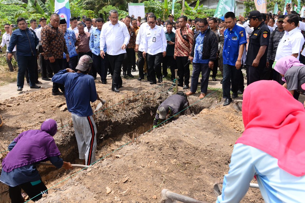 Usai #RembugDesaRiau, Mendes PDTT <a href="/EkoSandjojo/">Eko P. Sandjojo</a> bersama Bupati Kampar Aziz Zainal meninjau pelaksanaan #PadatKaryaTunai di Desa Sari Galuh, Kecamatan Tapung, Kabupaten Kampar, Riau (25/4). Warga menggunakan #DanaDesa untuk membuat saluran irigasi. #MulaiDariDesa