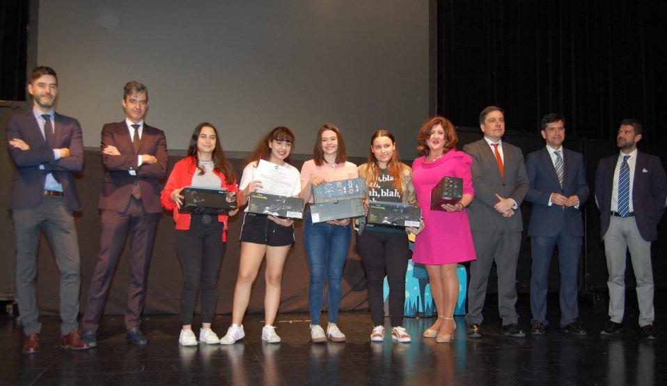 ECLarioja's tweet photo. #ReporteroEscolar 🎙🗞| Enhorabuena a los equipos de centros de @ECLarioja que han sido galardonados en el concurso @ReporterEscolar y nuestro reconocimiento a todos los escolares riojanos que han participado en esta iniciativa.
Más info 👉 https://t.co/zMo9K7C8dd https://t.co/99loyX319P