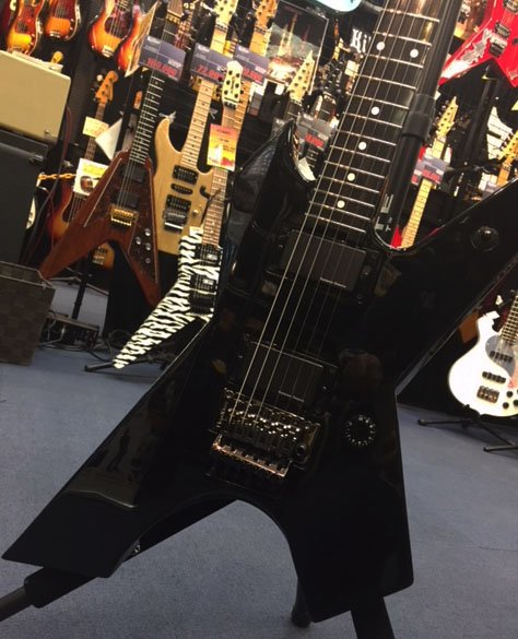 BIGBOSSekimae's tweet image. S【人気商品】久々の入荷！こちらも漆黒のオールブラックパーツをまとったKiller KG-EXPLODER BIB ！今なら即納可能です！🔥🔥🔥
商品詳細はBIGBOSS楽天市場店にて！item.rakuten.co.jp/bigboss-japan/… #KILLERGUITARS #EXPLODER #黒いギター