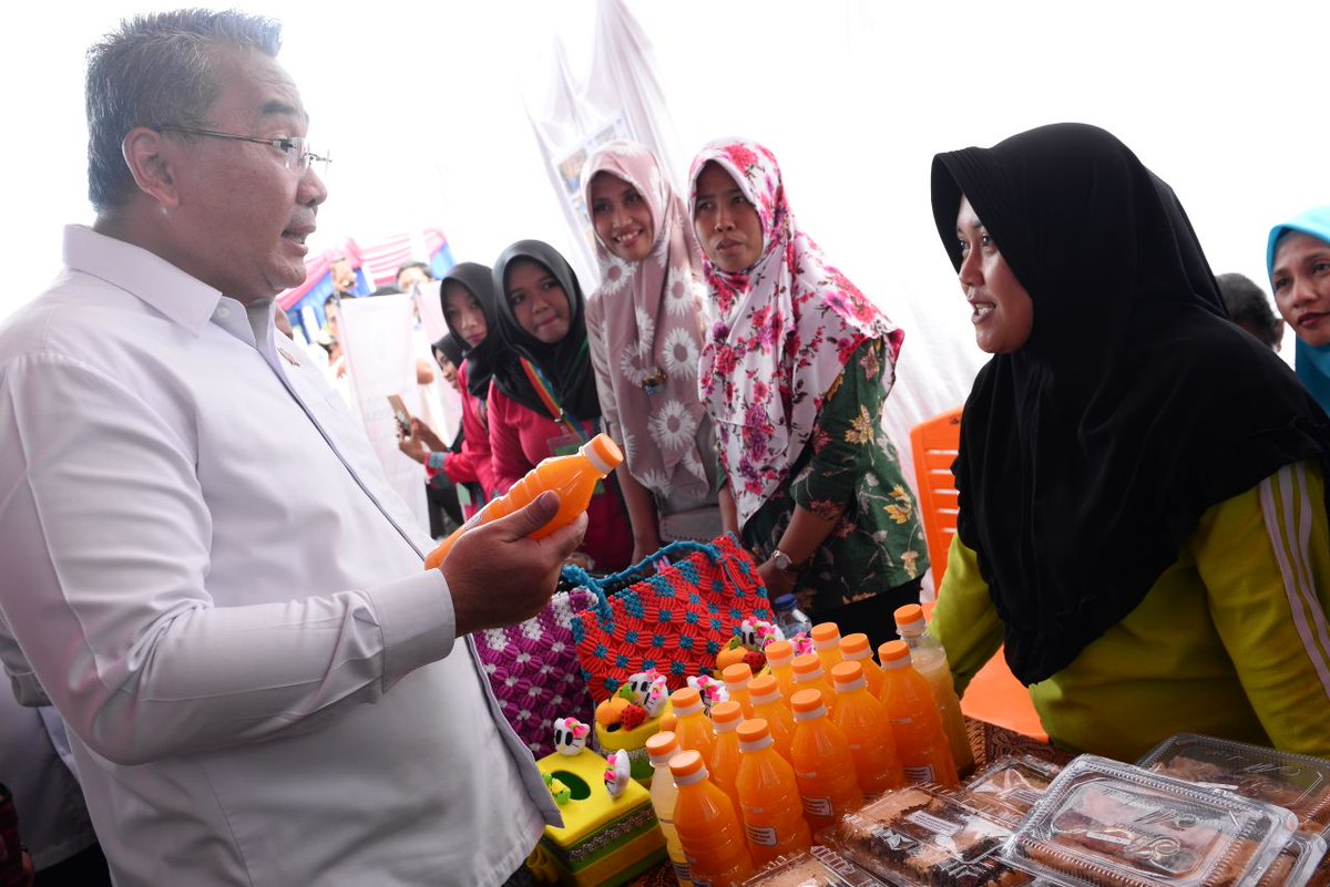 Setelahnya, Mendes PDTT <a href="/EkoSandjojo/">Eko P. Sandjojo</a> melihat produk-produk BUMDes yg dipamerkan di Desa Sari Galuh. Bbrp produk unggulan dipamerkan, diantaranya adl produk makanan olahan dan kerajinan tangan dari bahan dasar kayu #MulaiDariDesa