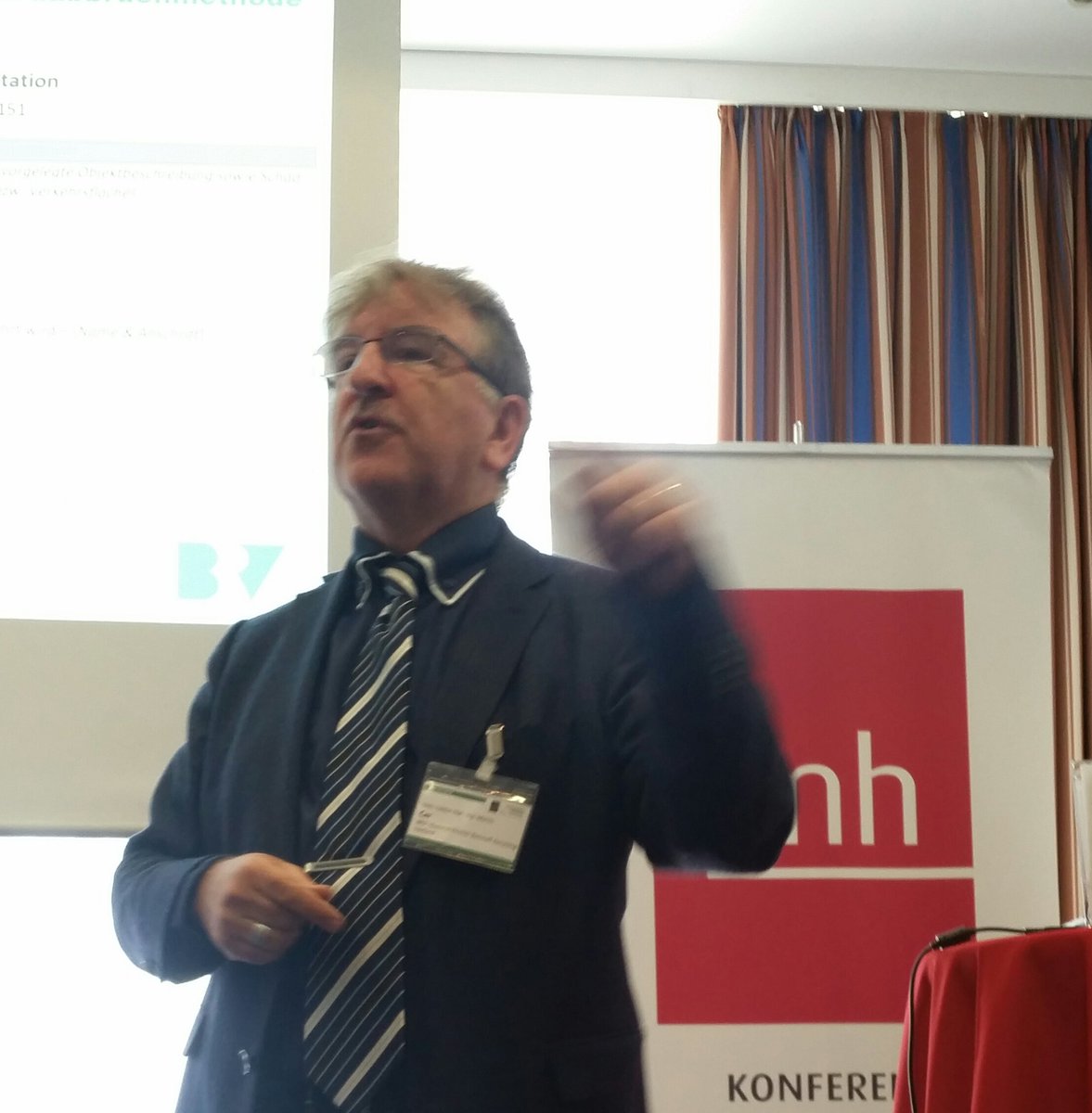 Car stellt Ausschreibungstexte auch für Vorhaben unter 750t vor. Er sieht die Verantwortung der Doku von Re-Use-Bauteilen bei den Rückbaukundigen kritisch. Wir stimmen zu, diese müssen das Wissen dazu erst aufbauen! #baukaurssell #entsorgung #recyclingbaustoffe