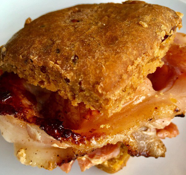 NLCKitchen's tweet image. Our best selling Keto Bread Rolls are back in stock and available to buy at nlckitchen.com 
The perfect addition to some bacon and eggs for breakfast! 
#Keto #BreadRolls #EatNatural #LCHF #LowCarb #BaconRoll #NLCKitchen