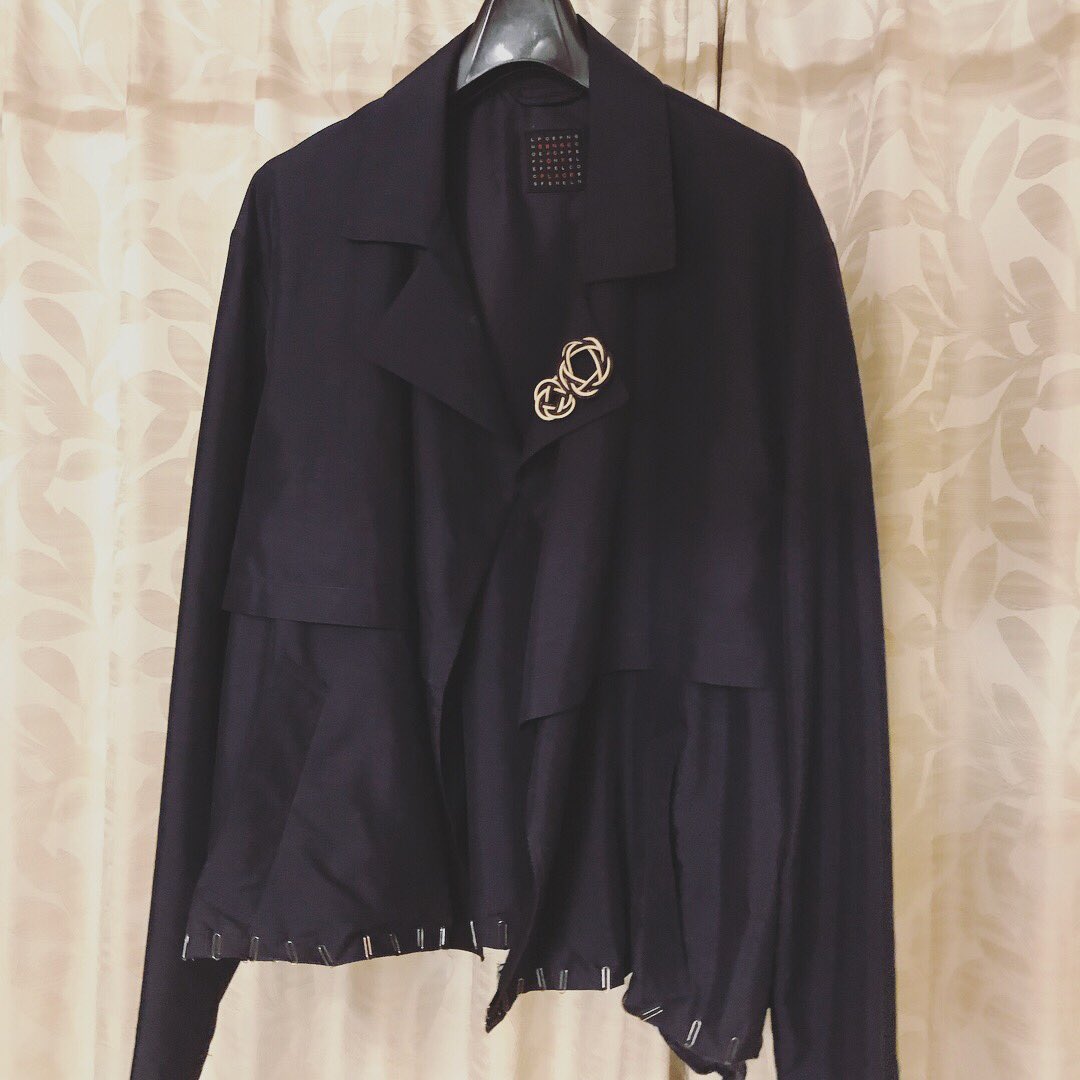 samuellsoung's tweet photo. ここ何年かお気に入りだったロングコートを…急に思い立ってリメイクし…ズタボロなショートジャケットにしてしまいました…もうやっちゃったことは仕方ない…今度の金曜日にお披露目します。。
#リメイク #custommade #remakejacket #widesilhouette #ワイドジャケット #wastetime #時間の無駄遣い https://t.co/bg9X0EchVQ