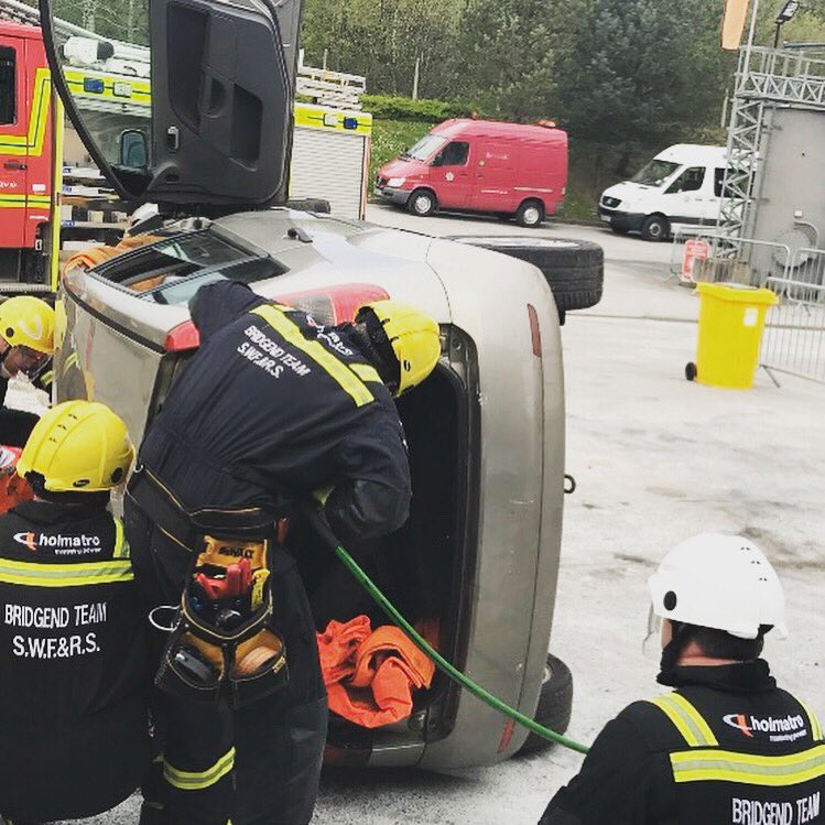 SWFRS_Ex_Team's tweet photo. Bridgend team @_ukro wales Extrication challenge 2018 #holmatro #firefighters #firedep #learning @HolmatroRescue #mikita #dewalt #extrication https://t.co/LnybW3P6aI