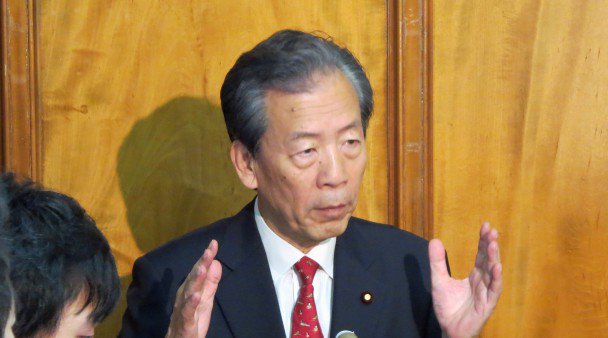 平野博文国会対策委員長は25日、定例記者会見を国会内で開き、国会が不正常な状況が続いていることについて「国会審議に応じられる環境になっていない。その環境をつくるのが与党の責任」と述べ、政府・与党の国民無視、国会無視の姿勢を厳しく批判しました。 minshin.or.jp/a/113438 #民進党