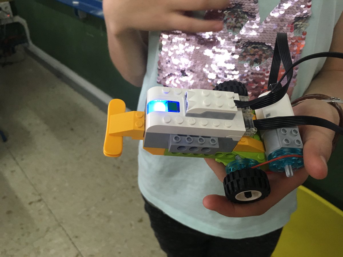 JoseAlberMartin's tweet photo. Avanzando hacia #Marte con el alumnado de @Profundiza @EducaAnd @PblAtalaya y las propuestas de @LEGO_Education En esta ocasión conversamos y reflexionamos sobre la noción de velocidad.  https://t.co/0MxXgrBOhr https://t.co/P1RPIYGJNR
