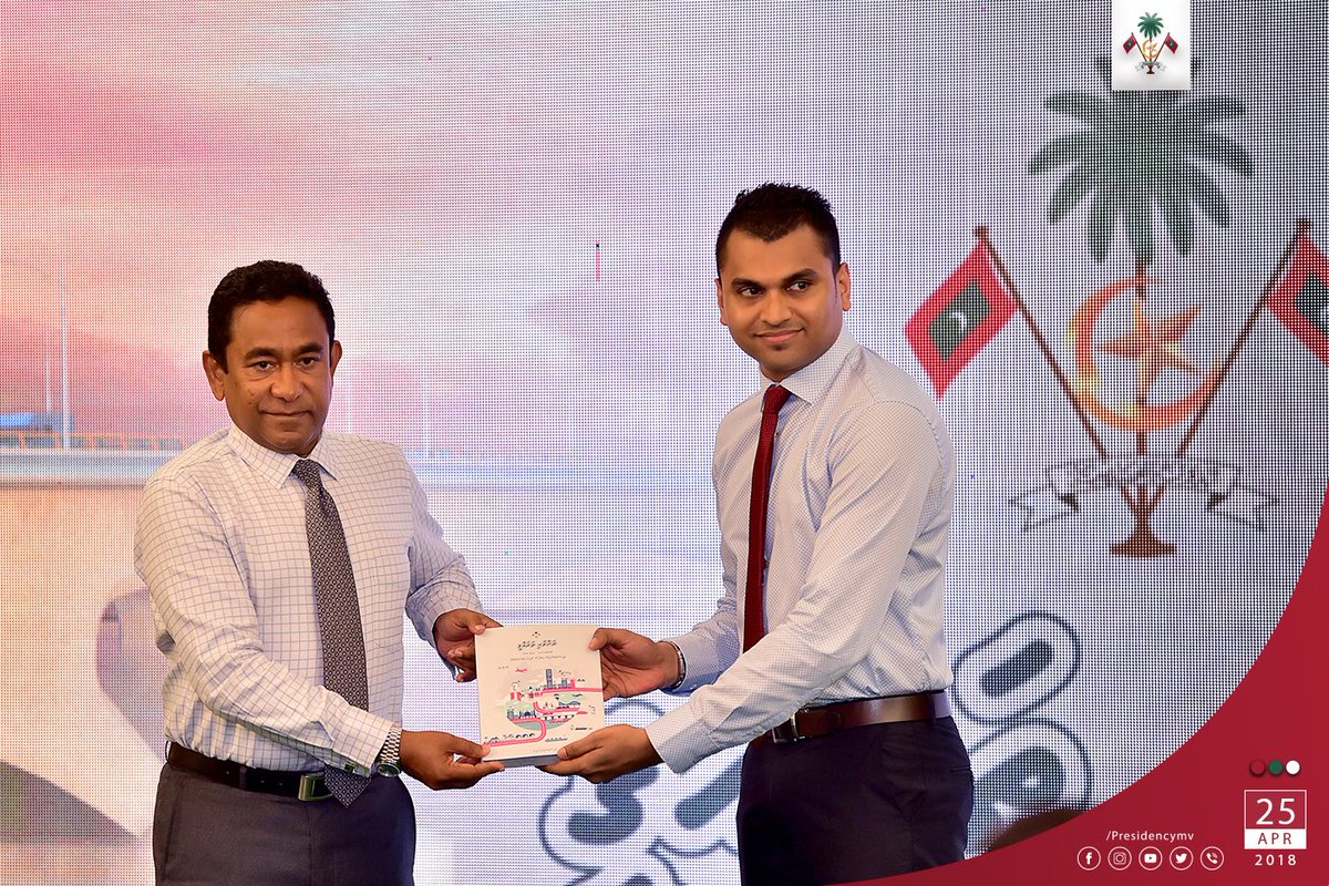 presidencymv's tweet photo. Kuriyah oi 5 aharu dhuvahuge igthisoadhy thassavuru ekulevigendhaany #RavvehiTharahggee ge mahchah binaakoh - Raeesuljumhooriyyaa 
https://t.co/C20aEdPsRs https://t.co/gcNgf1tZK2
