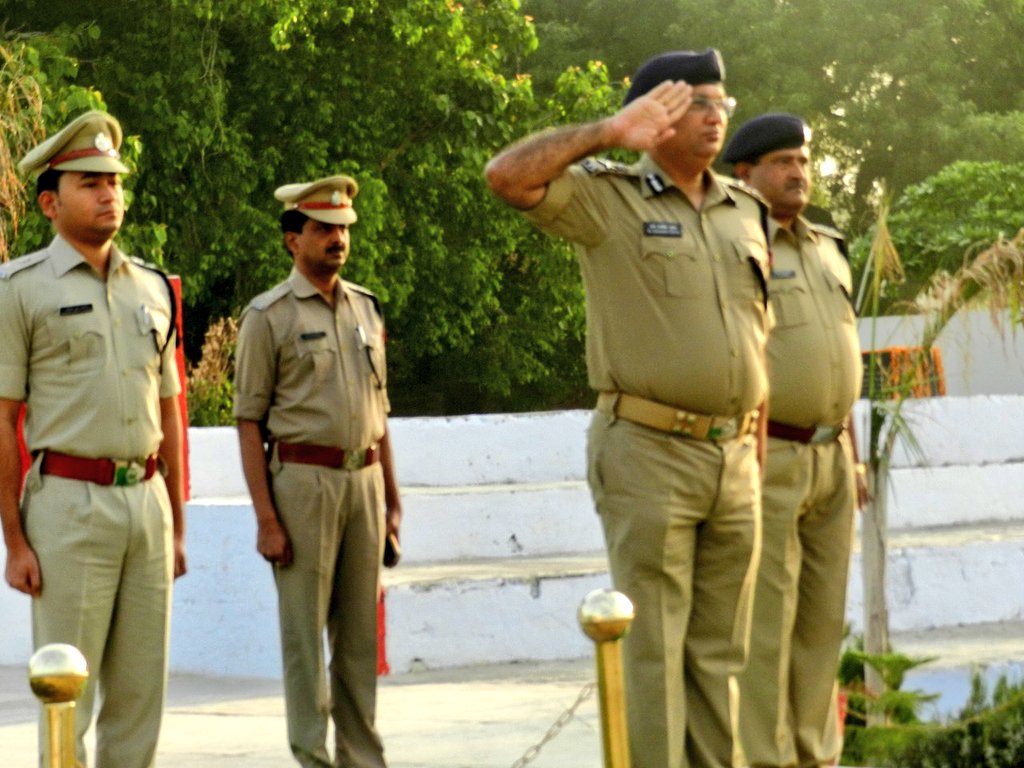 Etahpolice's tweet photo. एटा ~ जब परेड के साथ स्वयं रायफल लेकर दौड़े @igrangealigarh , वार्षिक निरीक्षण के क्रम में किया परेड का मुआयना, उपस्थित @Uppolice कर्मियों से कहा - बेहतर पुलिसिंग के लिए स्वस्थ शरीर और स्वस्थ मस्तिष्क का होना जरूरी।
@dgpup @adgzoneagra @akhichaurasia @upcoprahul https://t.co/A214YW53T7