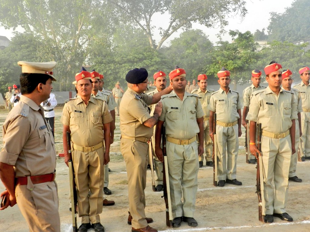 Etahpolice's tweet photo. एटा ~ जब परेड के साथ स्वयं रायफल लेकर दौड़े @igrangealigarh , वार्षिक निरीक्षण के क्रम में किया परेड का मुआयना, उपस्थित @Uppolice कर्मियों से कहा - बेहतर पुलिसिंग के लिए स्वस्थ शरीर और स्वस्थ मस्तिष्क का होना जरूरी।
@dgpup @adgzoneagra @akhichaurasia @upcoprahul https://t.co/A214YW53T7