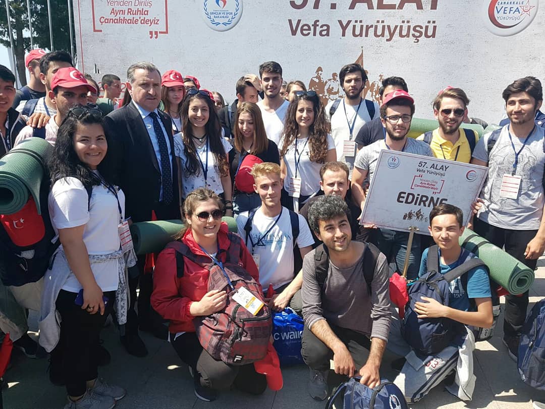 TUuiht's tweet photo. Topluluk olarak Aziz şehitlerimizi anmak için Edirne Gençlik Merkezi ile birlikte Çanakkale'de 57. Alay Vefa Yürüyüşüne katıldık. Gençlik ve Spor Bakanımız Sayın @OA_Bak ile hatıra fotoğrafı çekildik. #aynıruhlaçanakkale #tuuiht https://t.co/FYMvjA3tlR