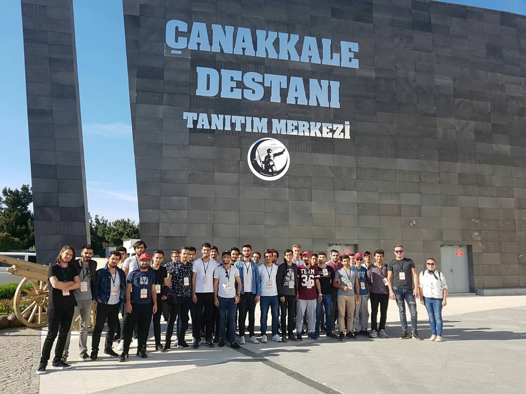 TUuiht's tweet photo. Topluluk olarak Aziz şehitlerimizi anmak için Edirne Gençlik Merkezi ile birlikte Çanakkale'de 57. Alay Vefa Yürüyüşüne katıldık. Gençlik ve Spor Bakanımız Sayın @OA_Bak ile hatıra fotoğrafı çekildik. #aynıruhlaçanakkale #tuuiht https://t.co/FYMvjA3tlR