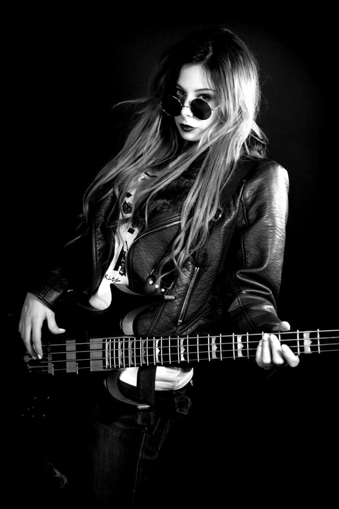 ユリコタイガー 10月までイタリア Black And White ポートレート Cameraman 1枚 Otoshimonooo 2枚 Yorunozi 3枚 Crowarzaga ユリコタイガー 外国人モデル 白黒写真 Yurikotiger Model Cosplayer Blackwhite T Co Ziahbvkutj