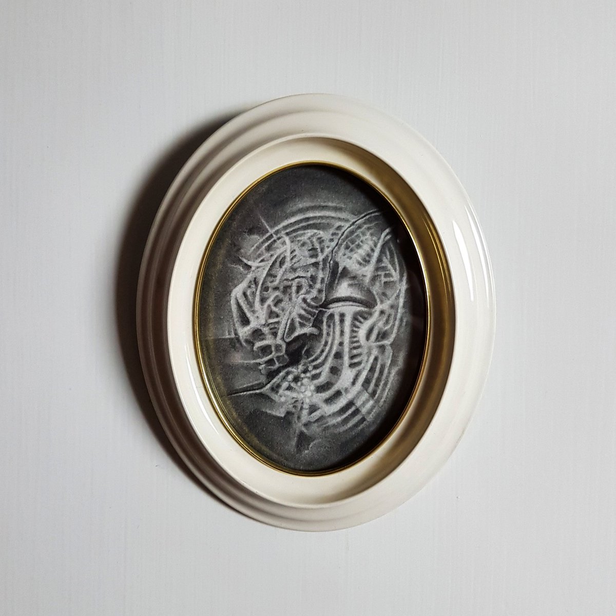 AlbertFisk's tweet photo. Been struggling with some negativity lately but still trying to be productive and I'm really enjoying making these small drawing for my oval frames.
#Albertfisk #art #drawing #abstract https://t.co/mUN1bzz23s